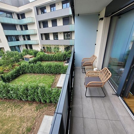 Newly Built Apartment With Balcony, Ac And Free Indoor Garage プラハ エクステリア 写真