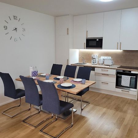 Newly Built Apartment With Balcony, Ac And Free Indoor Garage プラハ エクステリア 写真