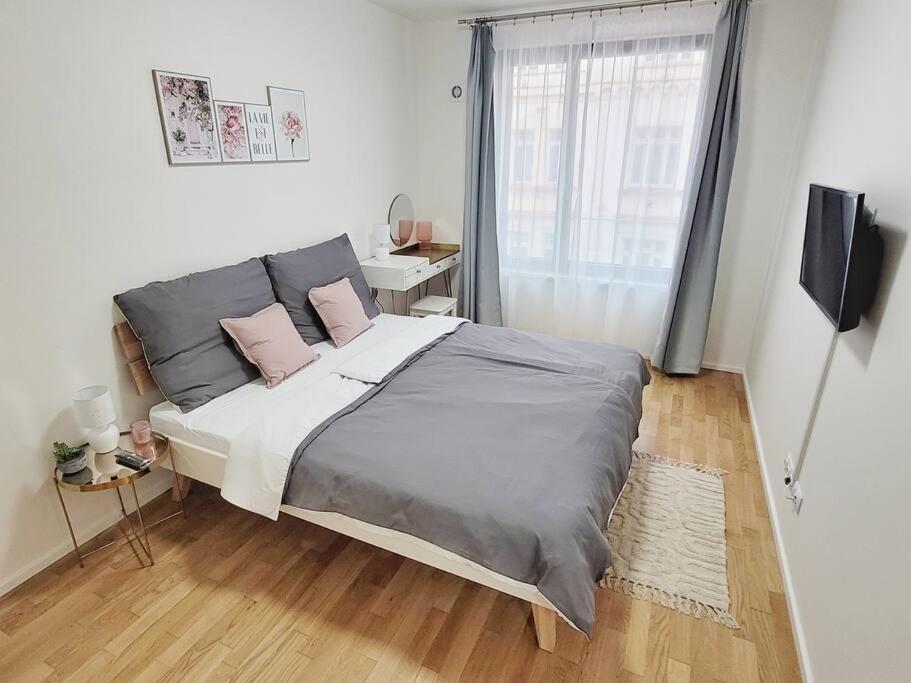 Newly Built Apartment With Balcony, Ac And Free Indoor Garage プラハ エクステリア 写真