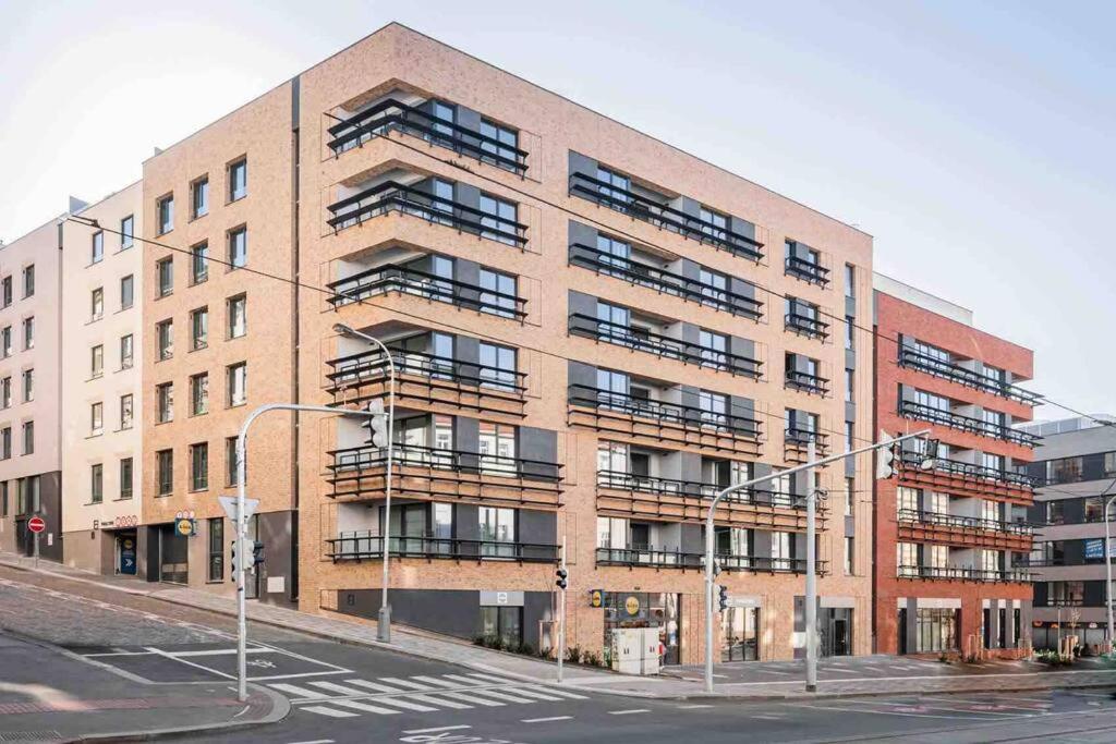 Newly Built Apartment With Balcony, Ac And Free Indoor Garage プラハ エクステリア 写真