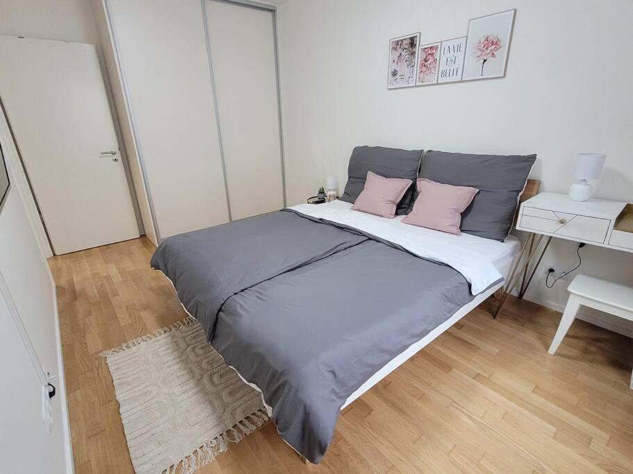 Newly Built Apartment With Balcony, Ac And Free Indoor Garage プラハ エクステリア 写真