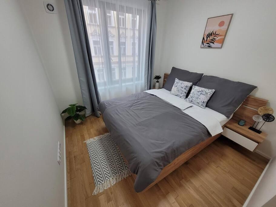 Newly Built Apartment With Balcony, Ac And Free Indoor Garage プラハ エクステリア 写真