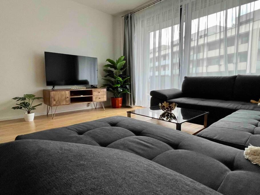 Newly Built Apartment With Balcony, Ac And Free Indoor Garage プラハ エクステリア 写真