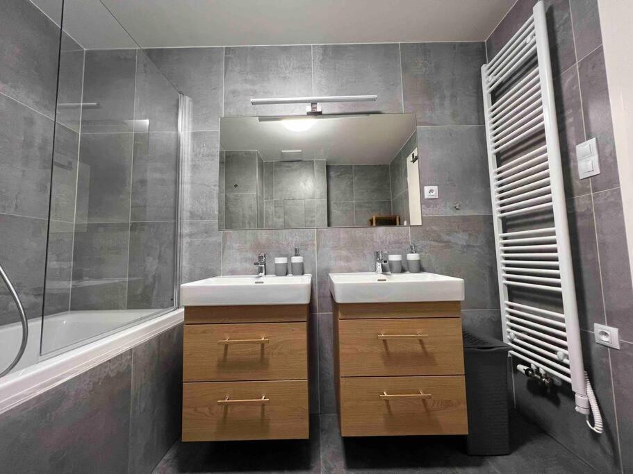 Newly Built Apartment With Balcony, Ac And Free Indoor Garage プラハ エクステリア 写真