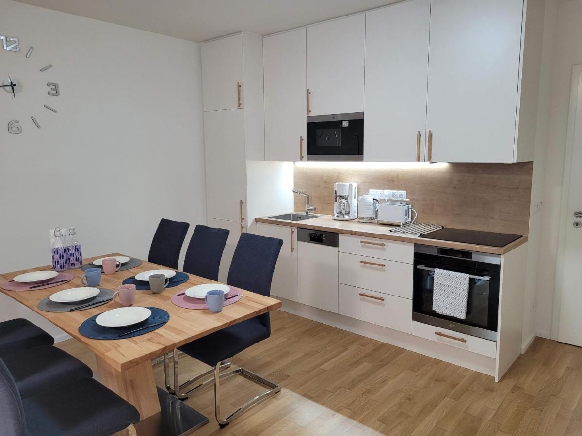 Newly Built Apartment With Balcony, Ac And Free Indoor Garage プラハ エクステリア 写真