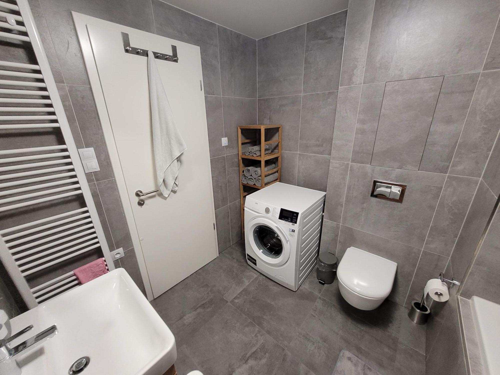 Newly Built Apartment With Balcony, Ac And Free Indoor Garage プラハ エクステリア 写真