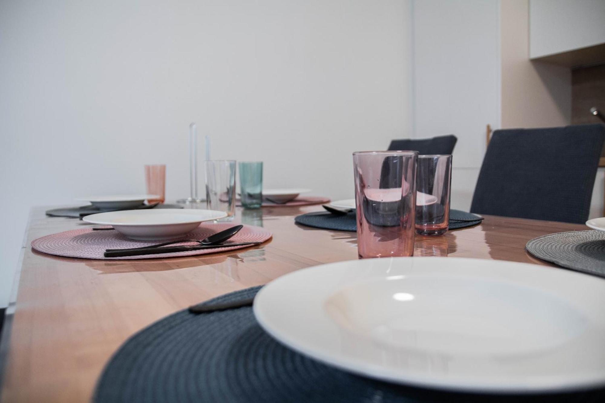 Newly Built Apartment With Balcony, Ac And Free Indoor Garage プラハ エクステリア 写真