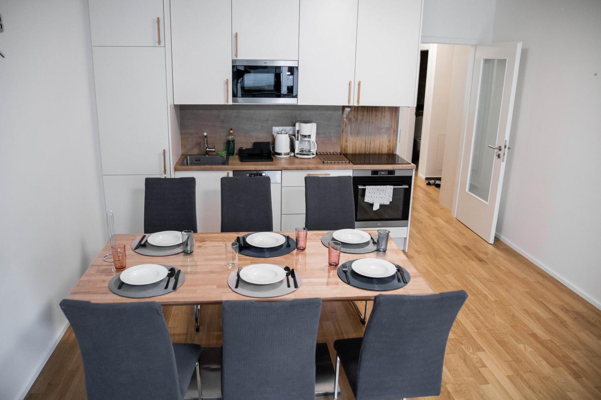 Newly Built Apartment With Balcony, Ac And Free Indoor Garage プラハ エクステリア 写真