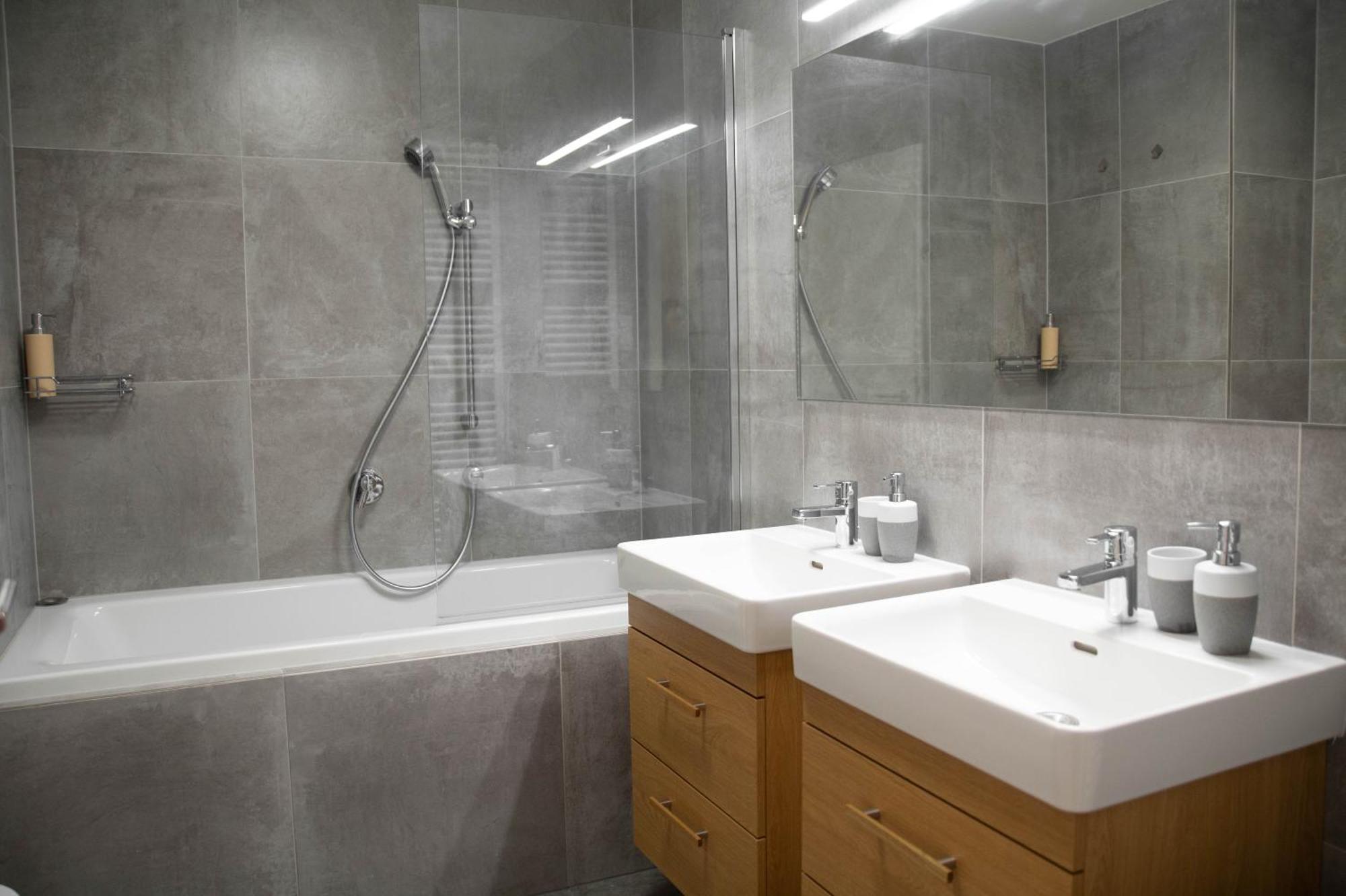 Newly Built Apartment With Balcony, Ac And Free Indoor Garage プラハ エクステリア 写真