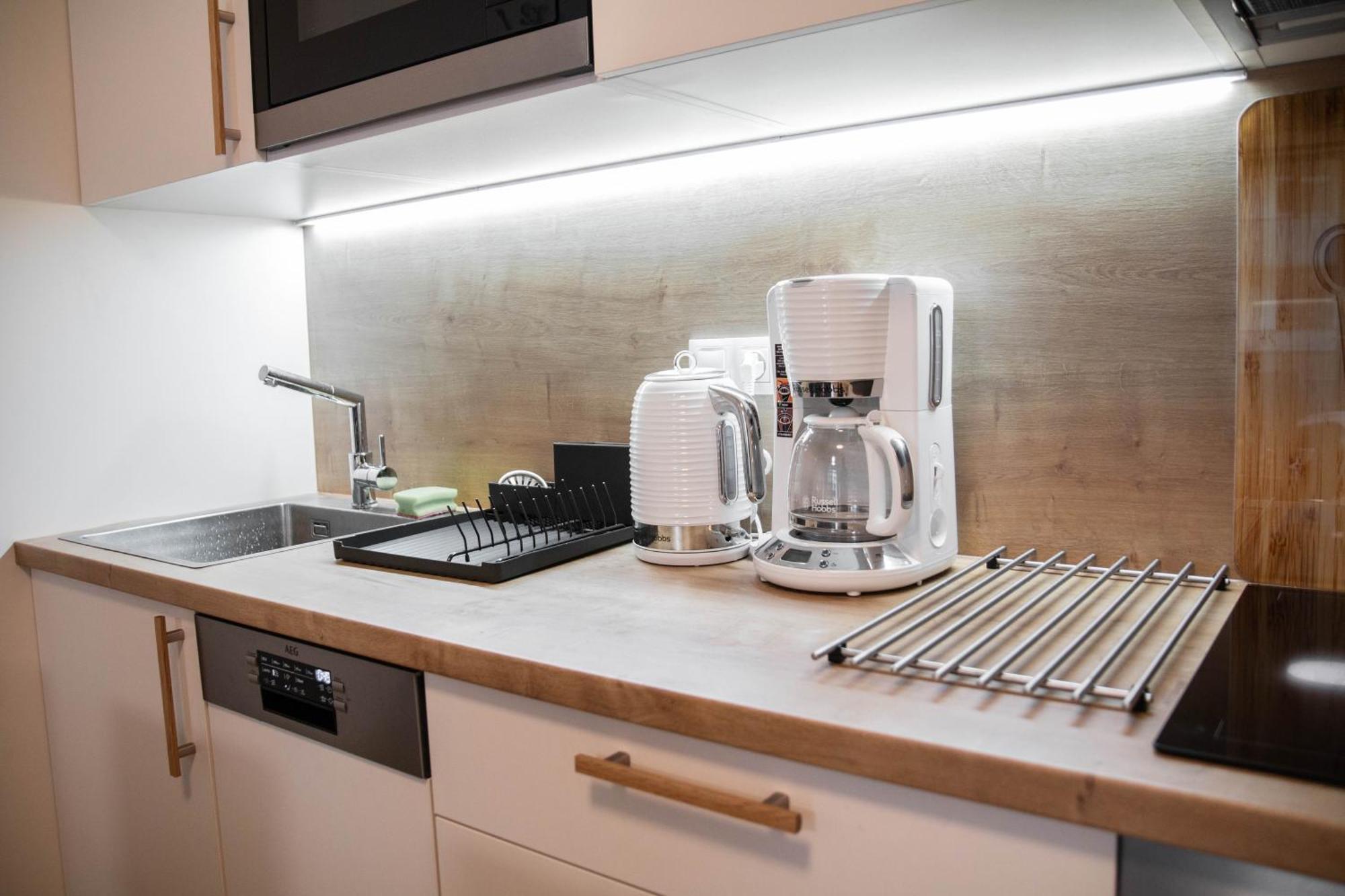 Newly Built Apartment With Balcony, Ac And Free Indoor Garage プラハ エクステリア 写真