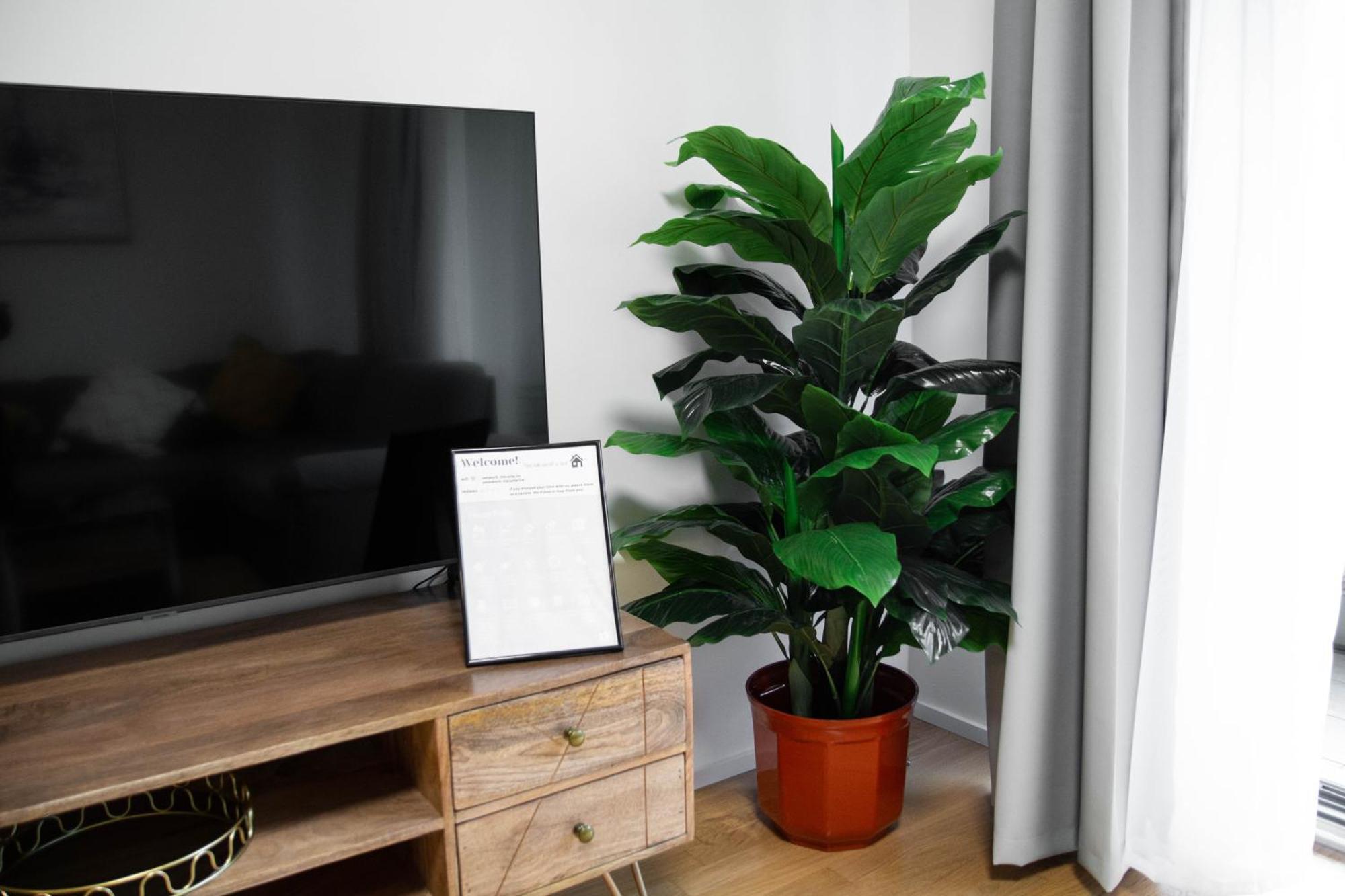 Newly Built Apartment With Balcony, Ac And Free Indoor Garage プラハ エクステリア 写真
