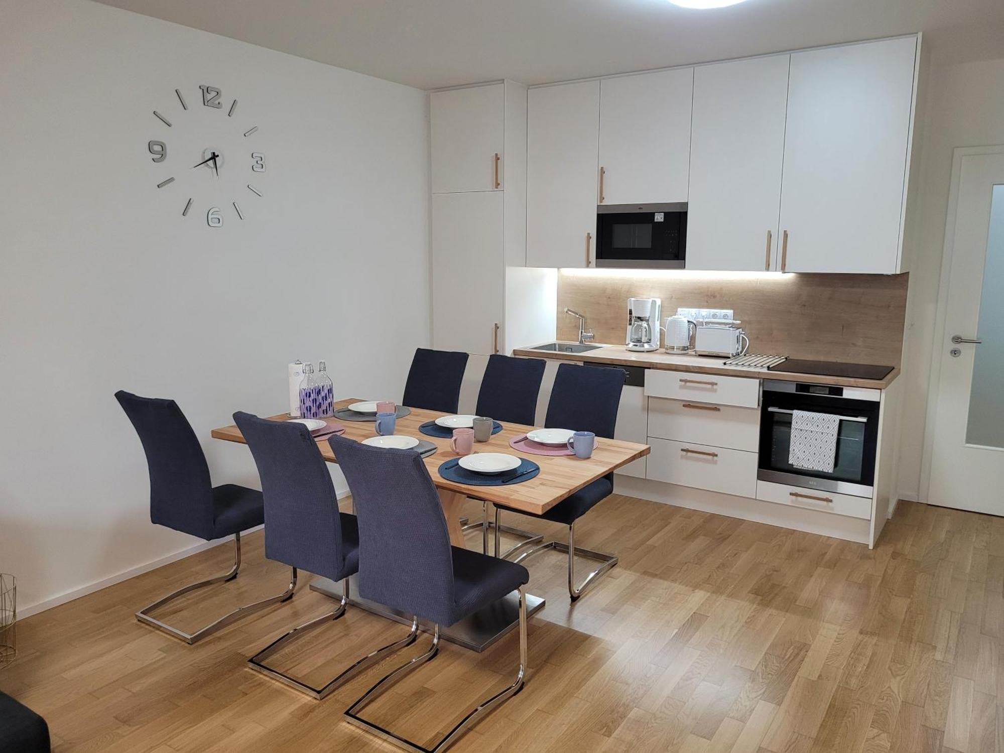 Newly Built Apartment With Balcony, Ac And Free Indoor Garage プラハ エクステリア 写真